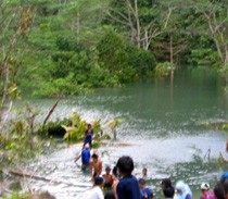 Nonton Danau Ajaib, Warga Dilarang Lewati Sungai
